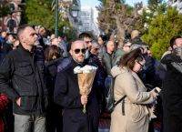 Βασίλης Καρράς: Παρατείνεται το λαϊκό προσκύνημα για τον σπουδαίο ερμηνευτή