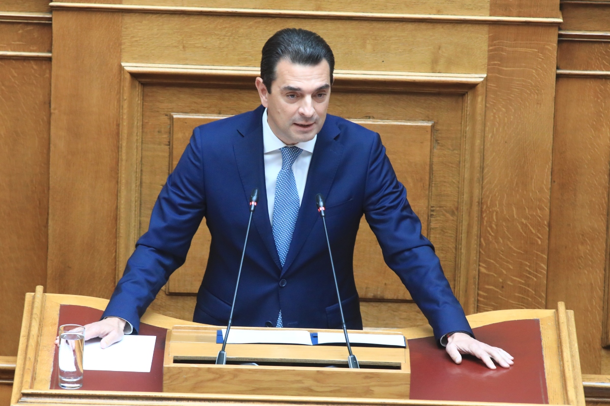 Σκρέκας: Αυστηρά πρόστιμα και έλεγχοι μέχρι να αποκλιμακωθούν οι τιμές στα ράφια