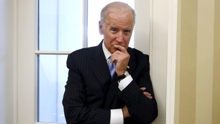 Guardian: Τα χτυπήματα στους Χούθι μπορεί να οδηγήσουν τον Μπάιντεν στον πόλεμο που θέλει να αποφύγει