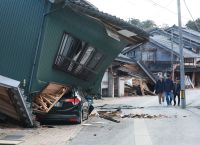 Σεισμός στην Ιαπωνία: Εικόνες αποκάλυψης μετά τα 7,6 Ρίχτερ που διέλυσαν δρόμους και υποδομές