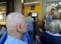 Συντάξεις: Μείωση 84 ευρώ αντί αύξηση θα δουν οι συνταξιούχοι στο ATM