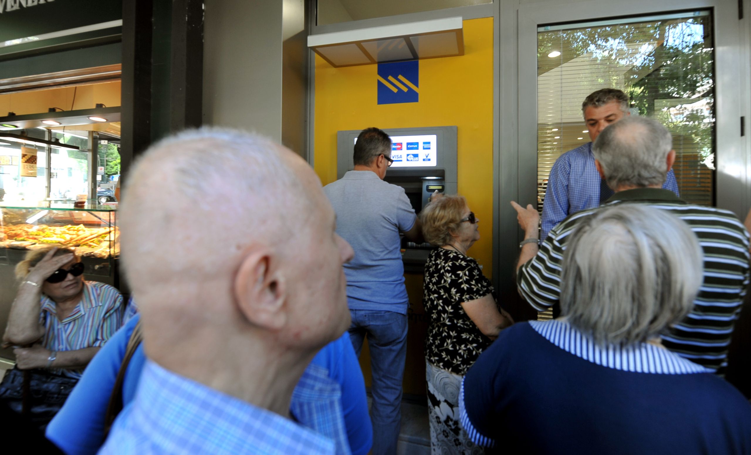 Συντάξεις: Μείωση 84 ευρώ αντί αύξηση θα δουν οι συνταξιούχοι στο ATM
