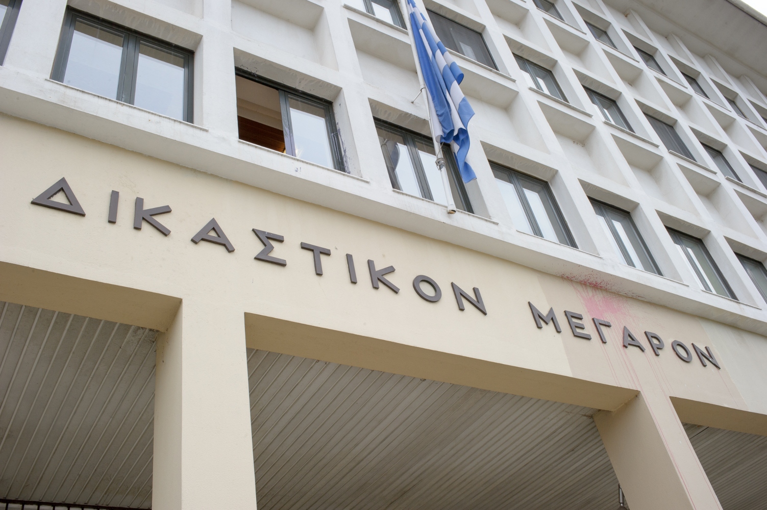 Παράσταση πολιτικής αγωγής από την οικογένεια αστυνομικού που δολοφονήθηκε σε μπαρ της Θεσσαλονίκης
