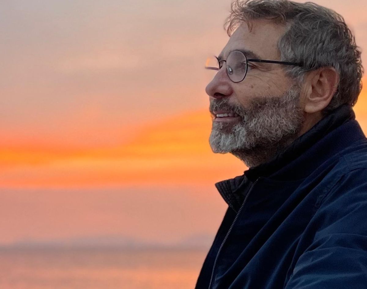 Θοδωρής Αθερίδης: «Αν ήμουν γυναίκα θα ήμουν ερωτευμένος με τον Γιώργο Νταλάρα» [VID]