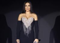 Ιουλία Καλλιμάνη: Ο εκνευρισμός της στην πίστα όταν γυναίκα της πέταξε λουλούδια στο πρόσωπο