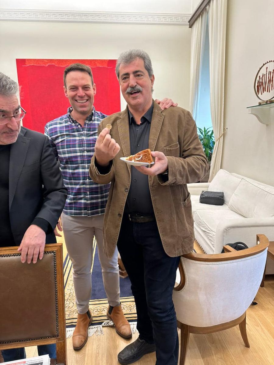 Ο Πολάκης αγκαλιά με τον Κασσελάκη – Κέρδισε το φλουρί στην κοπή πίτας του ΣΥΡΙΖΑ