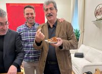 Ο Πολάκης αγκαλιά με τον Κασσελάκη – Κέρδισε το φλουρί στην κοπή πίτας του ΣΥΡΙΖΑ
