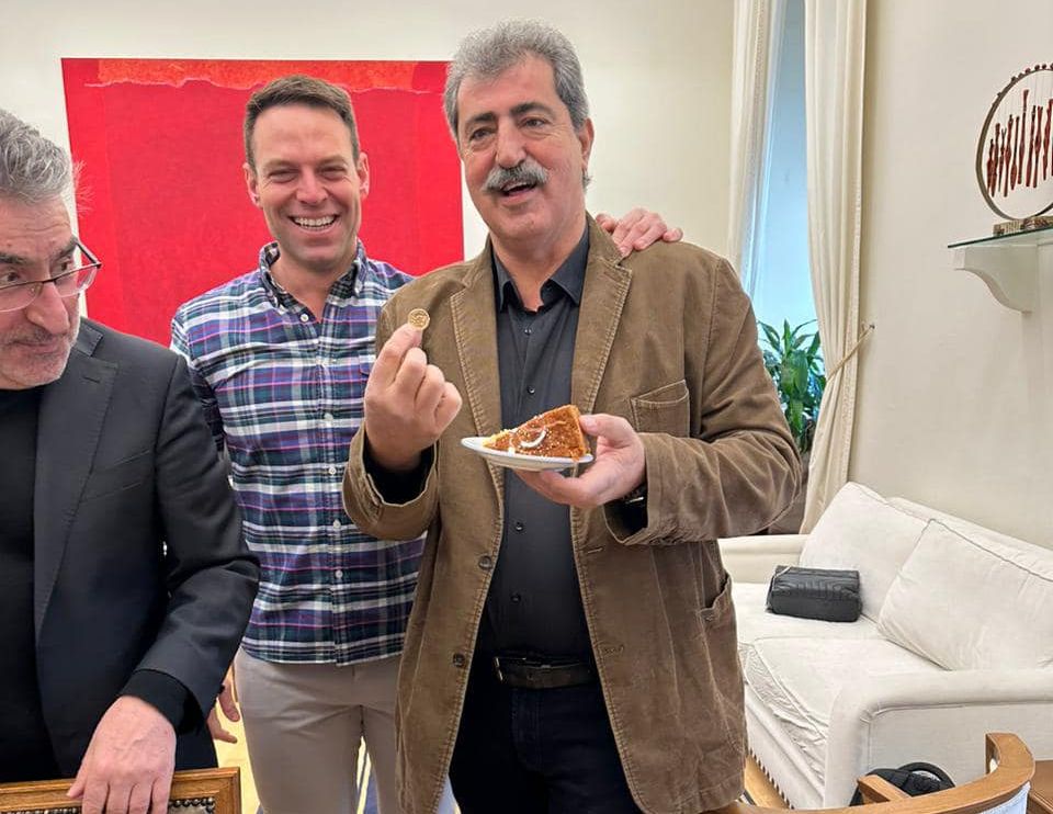 Ο Πολάκης αγκαλιά με τον Κασσελάκη – Κέρδισε το φλουρί στην κοπή πίτας του ΣΥΡΙΖΑ