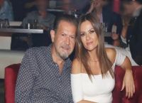 Το τελευταίο «αντίο» στον Χάρη Κωστόπουλο – Υποβασταζόμενη έφτασε η γυναίκα του [vid]