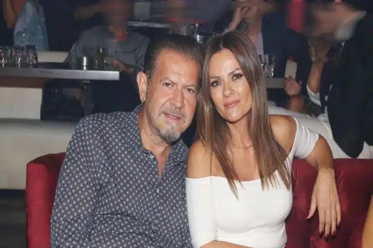 Το τελευταίο «αντίο» στον Χάρη Κωστόπουλο – Υποβασταζόμενη έφτασε η γυναίκα του [vid]