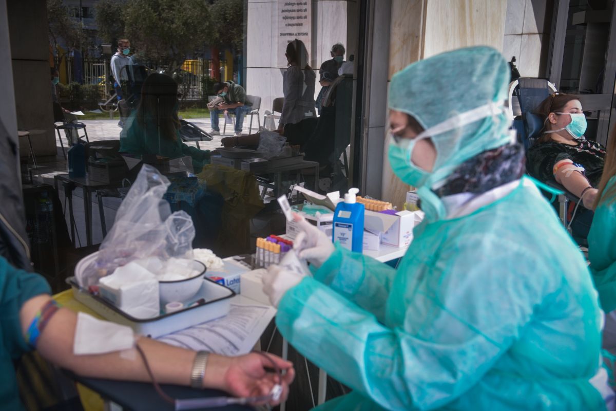 «Καλπάζουν» κορονοϊός και αναπνευστικές λοιμώξεις – Αναμονή πάνω από 8 ώρες στα επείγοντα