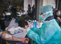 «Καλπάζουν» κορονοϊός και αναπνευστικές λοιμώξεις – Αναμονή πάνω από 8 ώρες στα επείγοντα