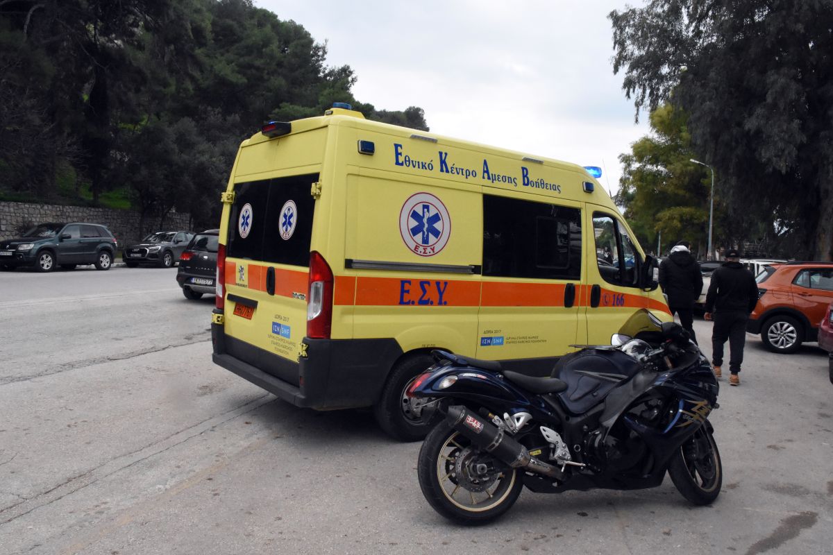 Πειραιάς: Επί μια ώρα προσπαθούσαν να επαναφέρουν τον 18χρονο, που πέθανε από κατανάλωση αλκοόλ
