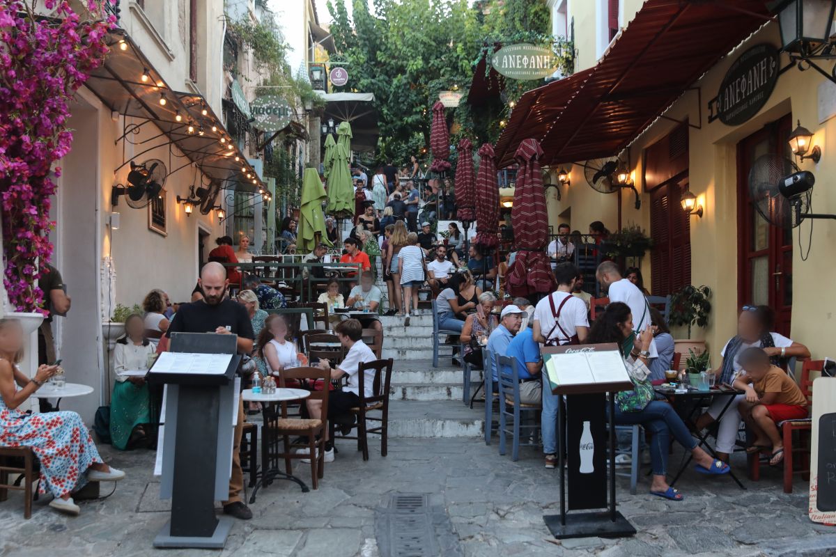 Συντελεστές ΦΠΑ στην εστίαση: Στο 13% σε αναψυκτικά, ανθρακούχα νερά και μπύρες χωρίς αλκοόλ