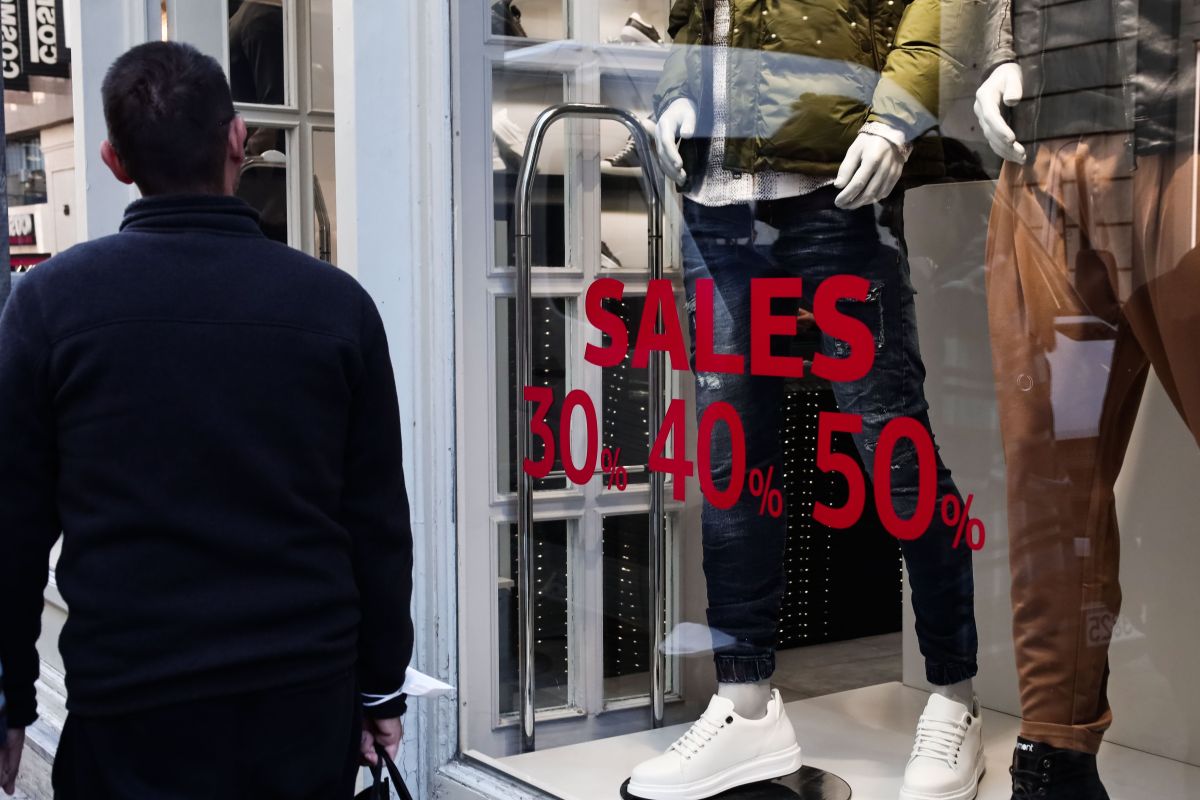 Χειμερινές εκπτώσεις και έλεγχοι στην αγορά – Αύριο ανοιχτά τα μαγαζιά