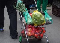 Υποχρεωτικά τα POS σε λαϊκές αγορές και ταξί από σήμερα