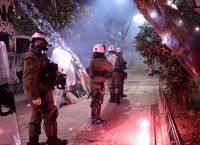 Επίθεση με φωτοβολίδα κατά αστυνομικών στην πλατεία Μαβίλη