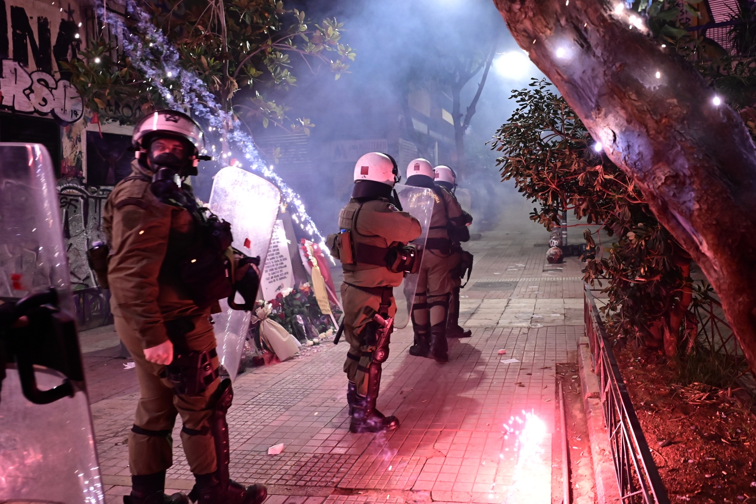 Επίθεση με φωτοβολίδα κατά αστυνομικών στην πλατεία Μαβίλη