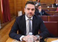 Aναταραχή στον ΣΥΡΙΖΑ: Διαφωνεί ο Σαρακιώτης με την κομματική πειθαρχία Κασσελάκη για τα ομόφυλα ζευγάρια