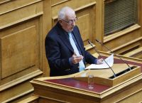 Κακλαμάνης για ομόφυλα ζευγάρια: Όποιος δεν ψηφίζει νομοσχέδιο, παραιτείται