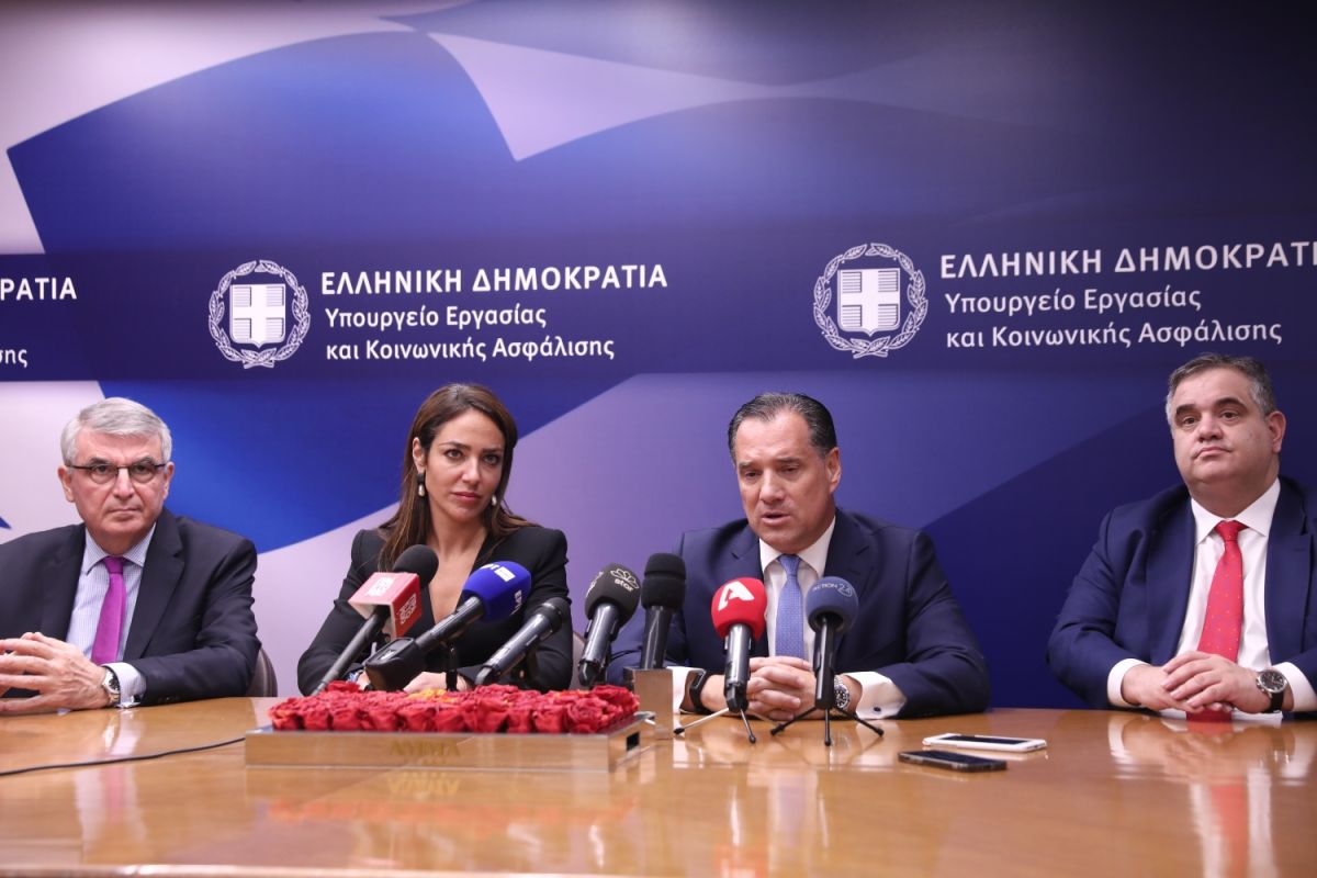 Σε θετικό κλίμα η παράδοση – παραλαβή στο υπουργείο Εργασίας [vid]