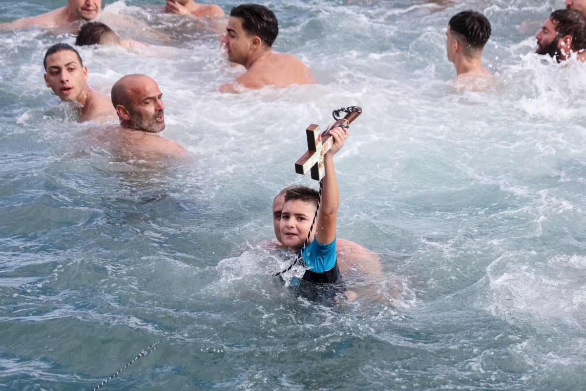 Αγιασμός των υδάτων: Ο 8χρονος Ευτύχης έπιασε τον σταυρό στο Ηράκλειο [pics]