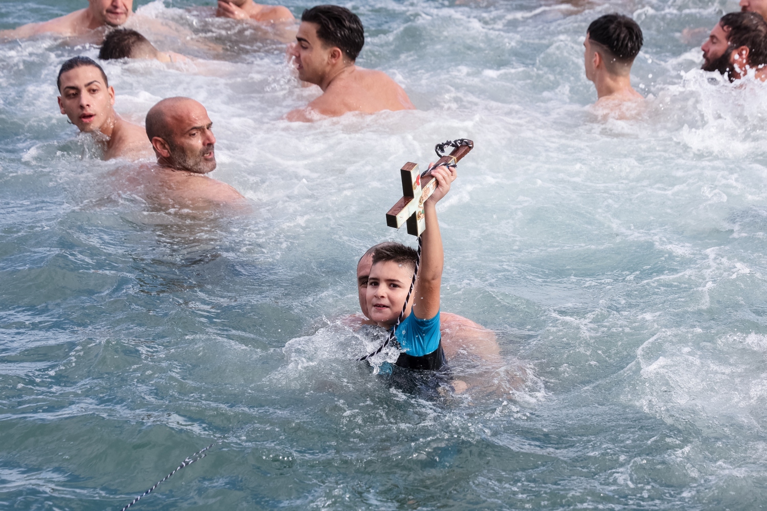 Αγιασμός των υδάτων: Ο 8χρονος Ευτύχης έπιασε τον σταυρό στο Ηράκλειο [pics]