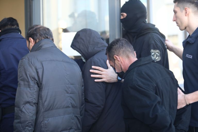 Δίκη για τον βιασμό της 12χρονης: Φωνές και κατάρες από τη μητέρα της όταν είδε τον Μίχο [vid]