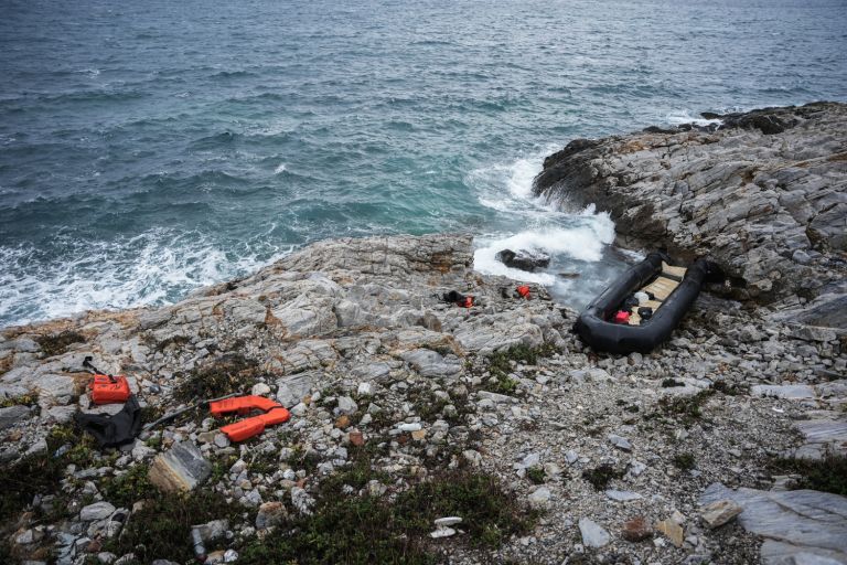 Μυτιλήνη: Τρεις νεκροί σε ναυάγιο βάρκας με μετανάστες [vid]
