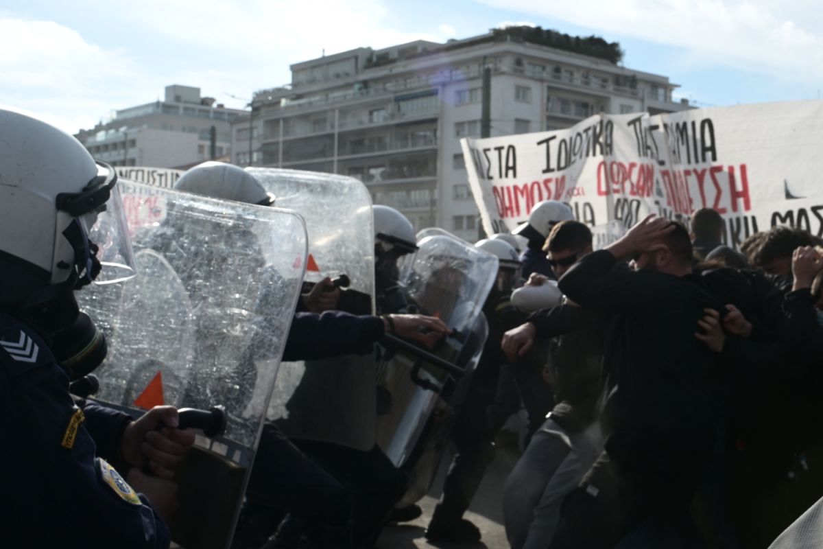 Ένταση και χημικά μεταξύ φοιτητών και ΜΑΤ στο Σύνταγμα [vid]