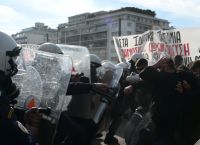 Ένταση και χημικά μεταξύ φοιτητών και ΜΑΤ στο Σύνταγμα [vid]