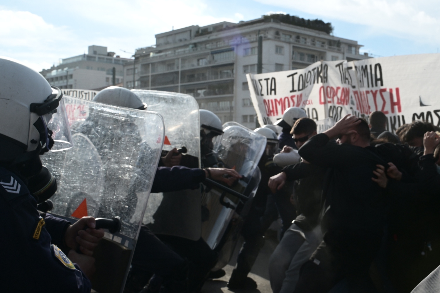 Ένταση και χημικά μεταξύ φοιτητών και ΜΑΤ στο Σύνταγμα [vid]