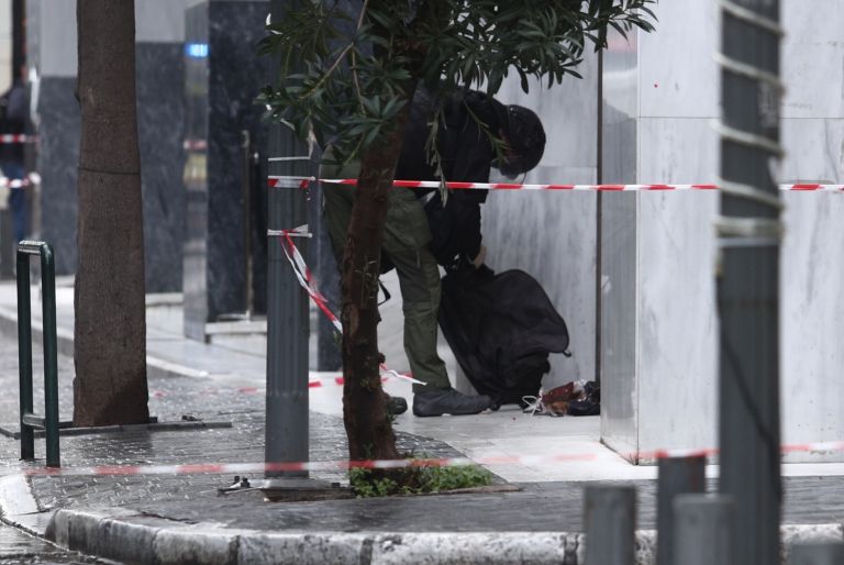 Συναγερμός στην ΕΛ.ΑΣ. για ύποπτη βαλίτσα στην Μητροπόλεως [pics]