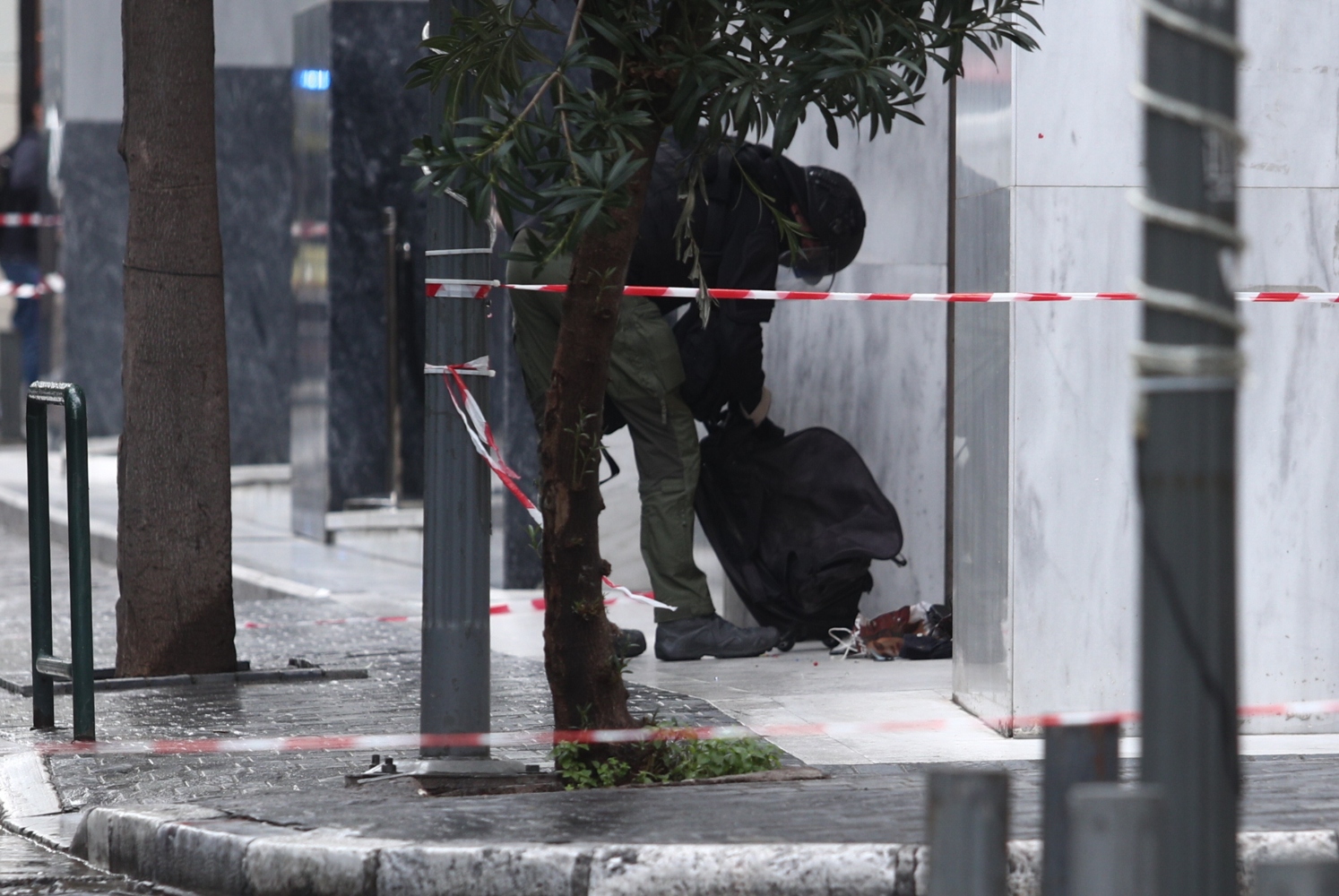 Συναγερμός στην ΕΛ.ΑΣ. για ύποπτη βαλίτσα στην Μητροπόλεως [pics]