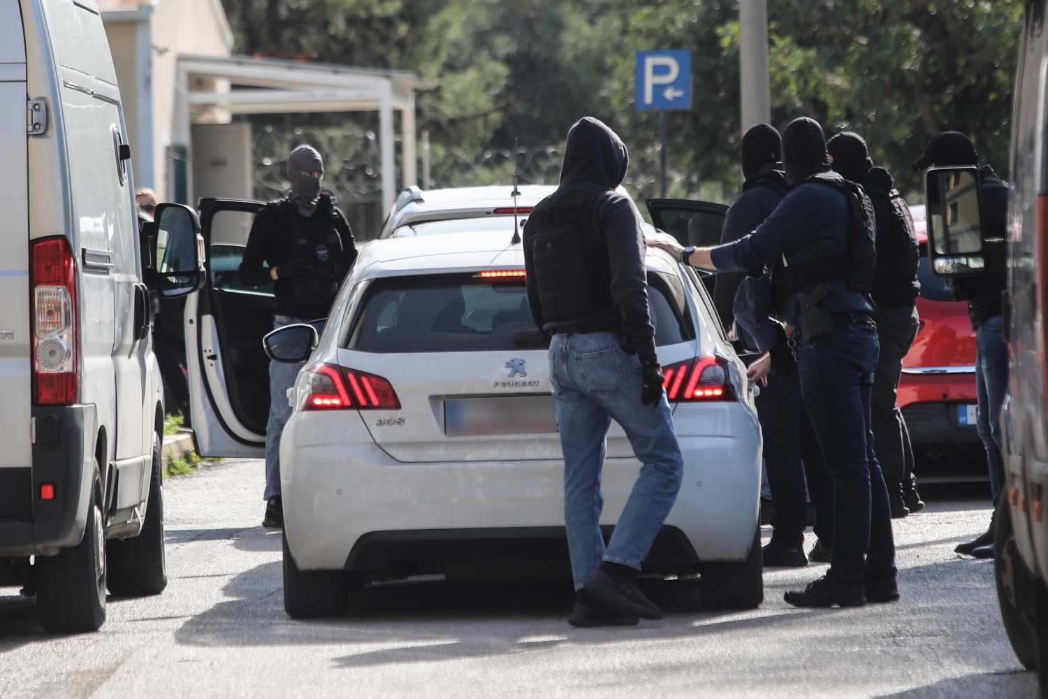 Στην Ευελπίδων οι συλληφθέντες για τις δολοφονίες Ρουμπέτη και Σκαφτούρου [vid]