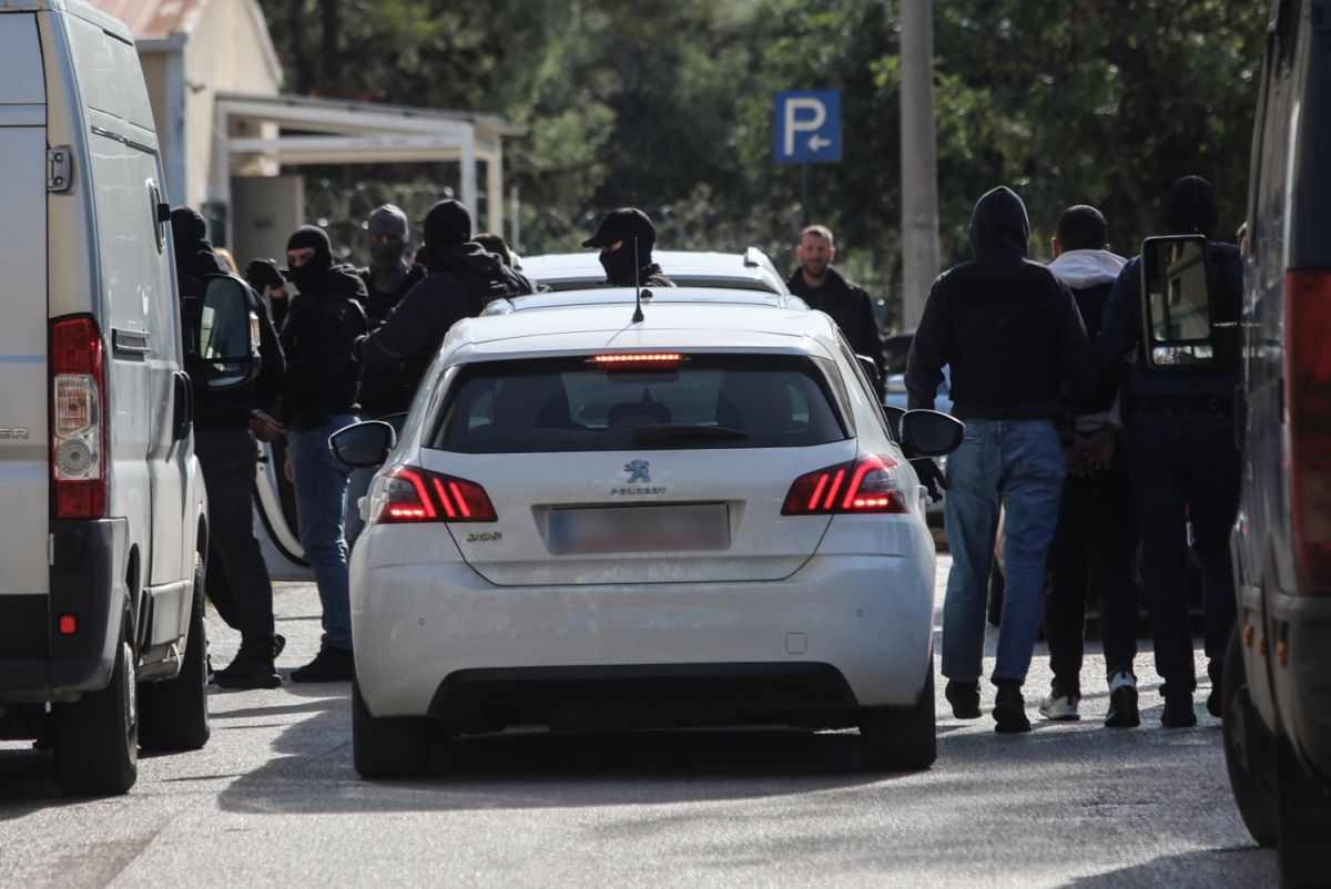 Greek Mafia: Ποινική δίωξη για 9 κακουργήματα και 7 πλημμελήματα στους τρεις συλληφθέντες