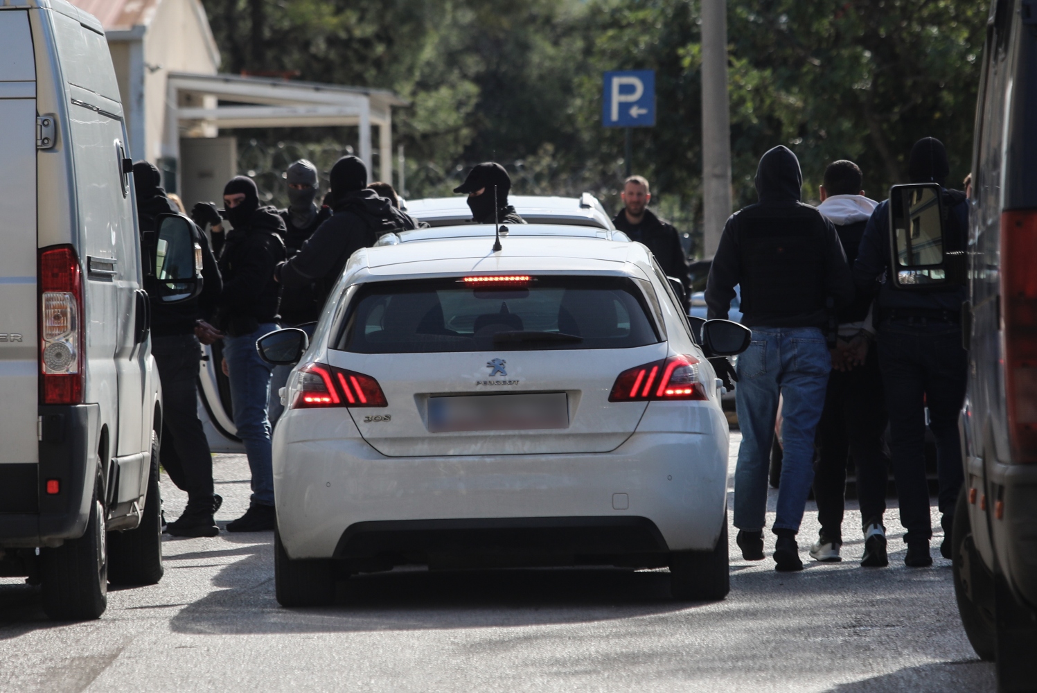 Greek Mafia: Ποινική δίωξη για 9 κακουργήματα και 7 πλημμελήματα στους τρεις συλληφθέντες