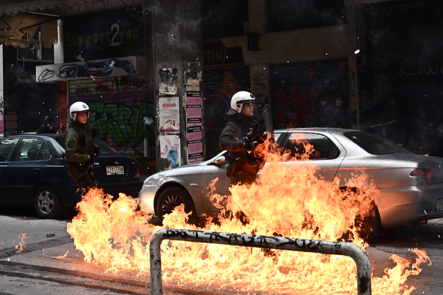 Εξάρχεια: Επιθέσεις με μολότοφ από αγνώστους μετά το πανεκπαιδευτικό συλλαλητήριο