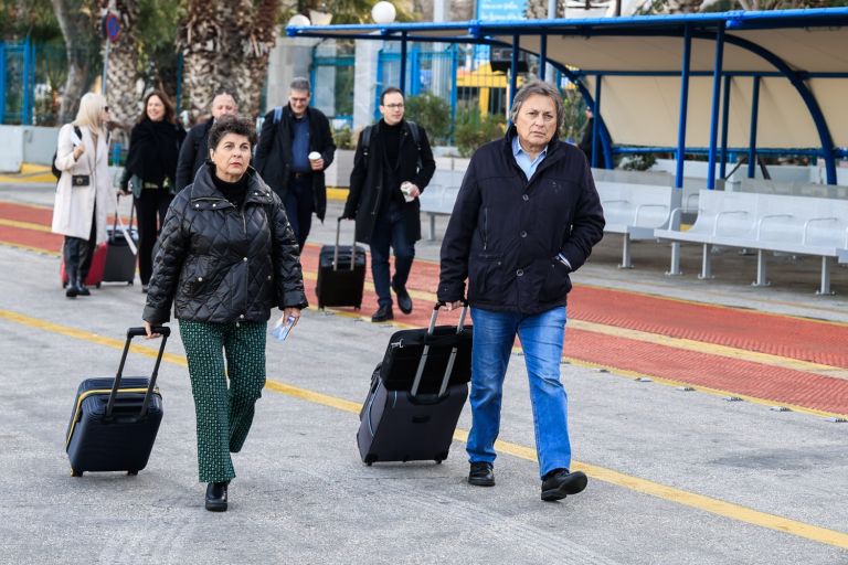 ΣΥΡΙΖΑ: Οι βουλευτές που αναχώρησαν από τον Πειραιά για τις Σπέτσες με το πλοίο [vid]
