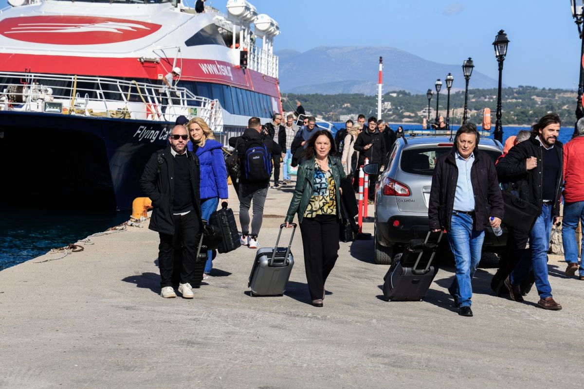 Σπέτσες: Έφθασε η ΚΟ – Στις 16:00 θα ξεκινήσει η συνάντηση εργασίας [vid]