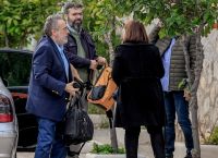 Σπέτσες: Στο σπίτι του Κασσελάκη οι βουλευτές – Με τα powerpoint στις αποσκευές τους