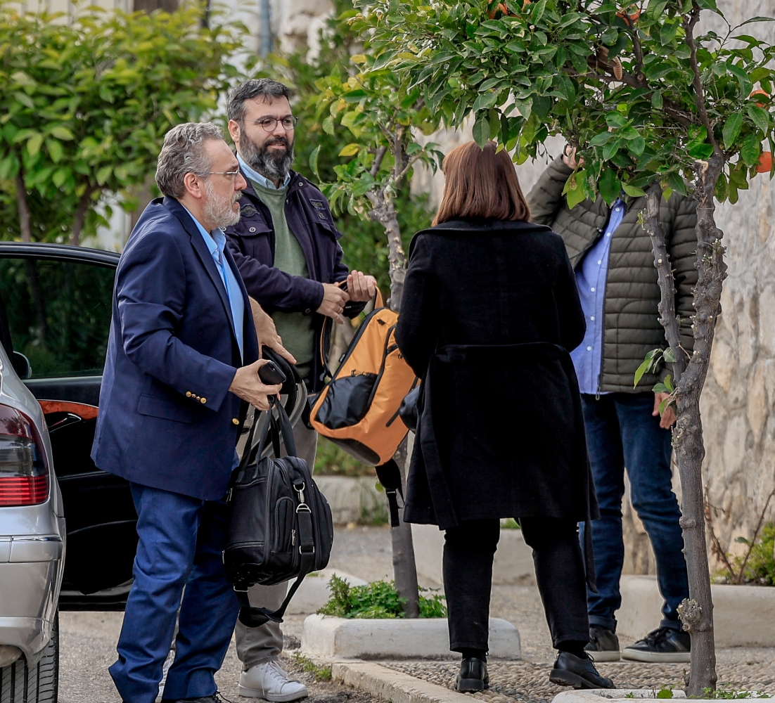 Σπέτσες: Στο σπίτι του Κασσελάκη οι βουλευτές – Με τα powerpoint στις αποσκευές τους