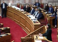 Στην Ολομέλεια η επιστολική ψήφος – Τι προβλέπει η τροπολογία Κεραμέως