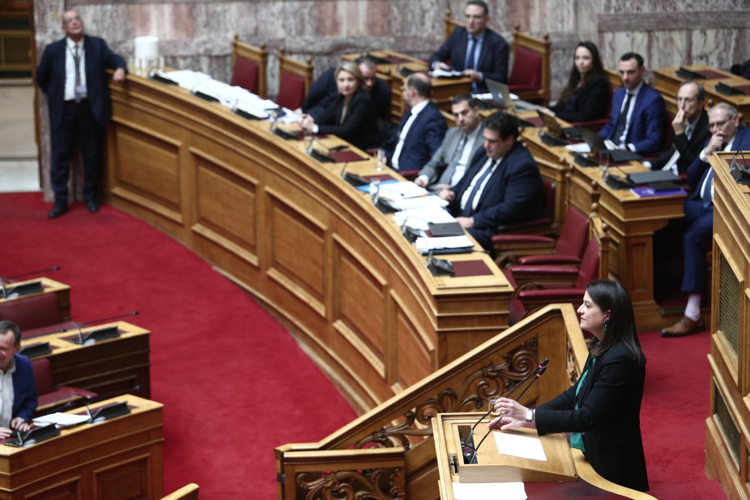 Στην Ολομέλεια η επιστολική ψήφος – Τι προβλέπει η τροπολογία Κεραμέως