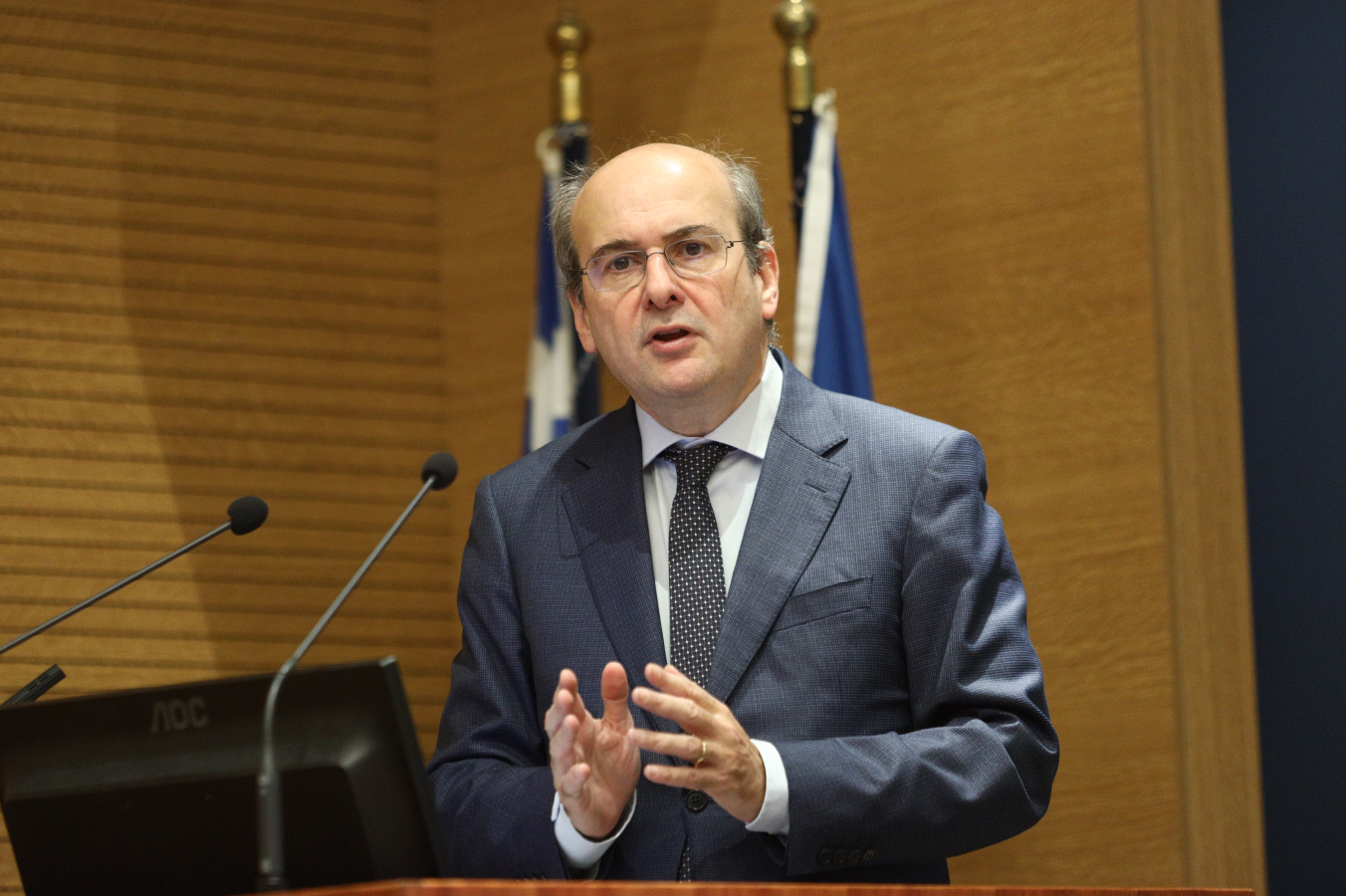 10-year bond sale a success of all Greeks, Economy & Finance minister says