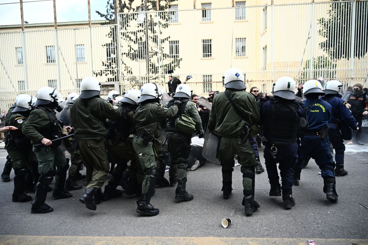 Ιωάννα Κολοβού: Επεισόδια έξω από το Α.Τ Ζωγράφου κατά τη μεταφορά στην Ευελπίδων