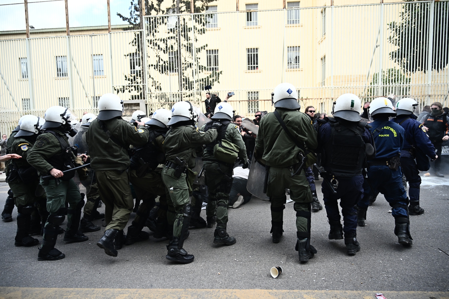 Ιωάννα Κολοβού: Επεισόδια έξω από το Α.Τ Ζωγράφου κατά τη μεταφορά στην Ευελπίδων
