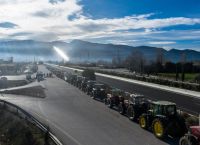 Έφτασαν τα τρακτέρ στην πλατεία της Λάρισας – Εν αναμονή της σύσκεψης στο Μαξίμου οι αγρότες