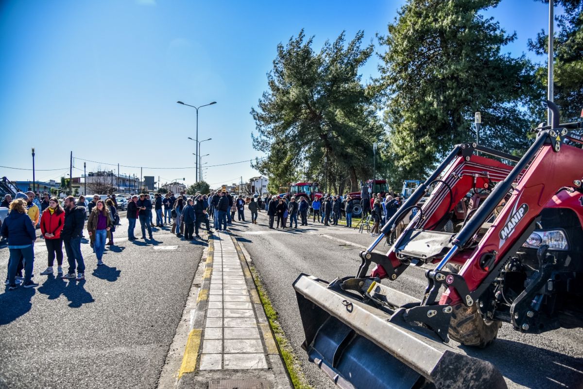 Κλειστή η Εθνική Οδός Αθηνών – Λαμίας από μπλόκο αγροτών: Από παρακαμπτήριους η κυκλοφορία