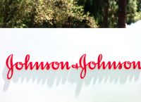 Bloomberg: Η J&J θα πληρώσει $700 εκατ. για τον διακανονισμό της έρευνας στο ταλκ